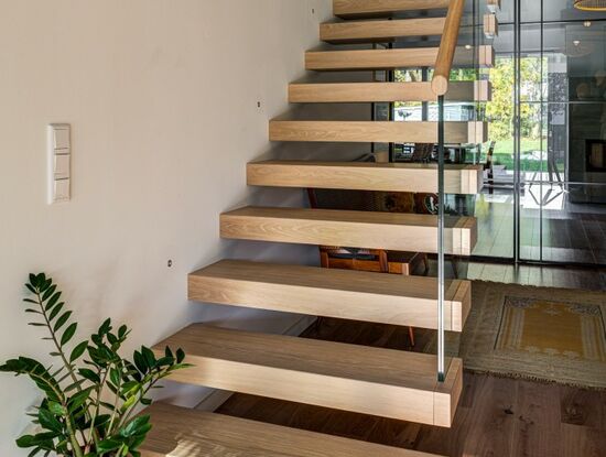 Eichetreppe mit frei schwebenden Stufen in Eiche, Glasgeländer, Holzhandlauf