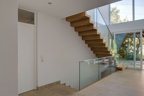 Eingangsbereich offener Flur mit moderner Holztreppe, Faltwerk, Faltwerktreppe von Stockwerk-Treppen