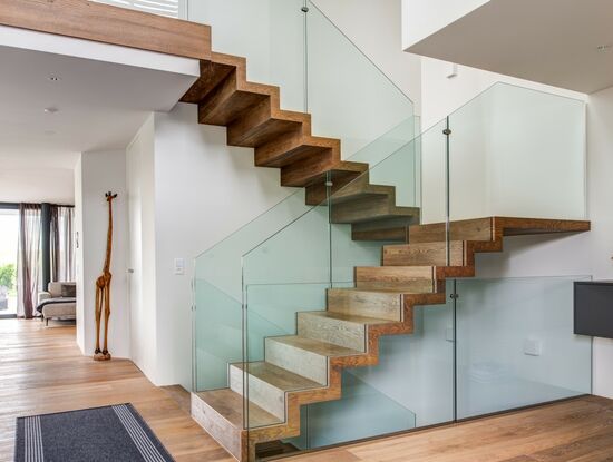 Faltwerktreppe in Wildeiche mit Glasgeländer transparent von Stockwerk-Treppen