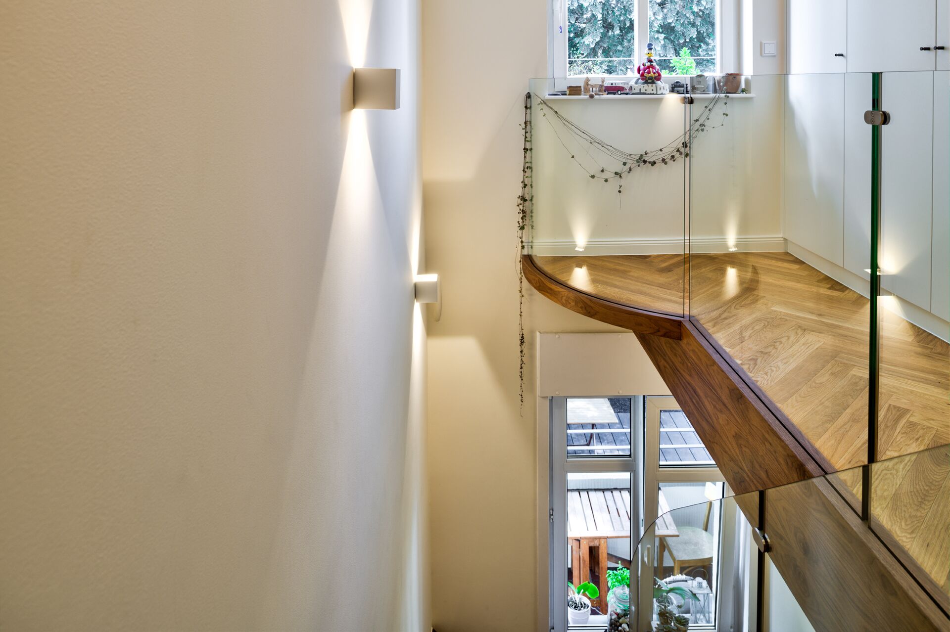 Faltwerktreppe halbgewendelt mit Zwischenpodest von Stockwerk Treppentechnik