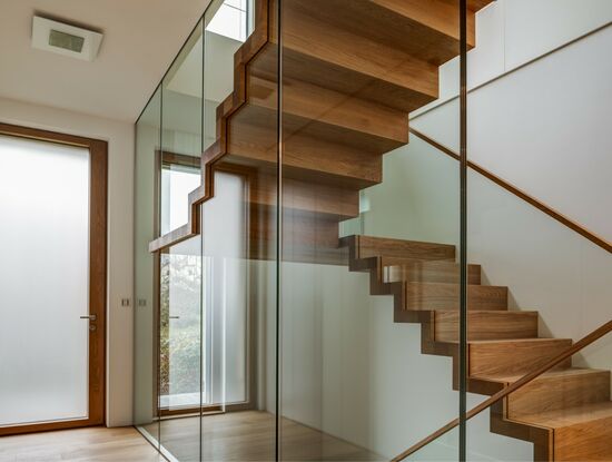 Podest-Faltwerktreppe in Eiche, Glasabtrennung mit integrierter Treppe, STOCK|WERK