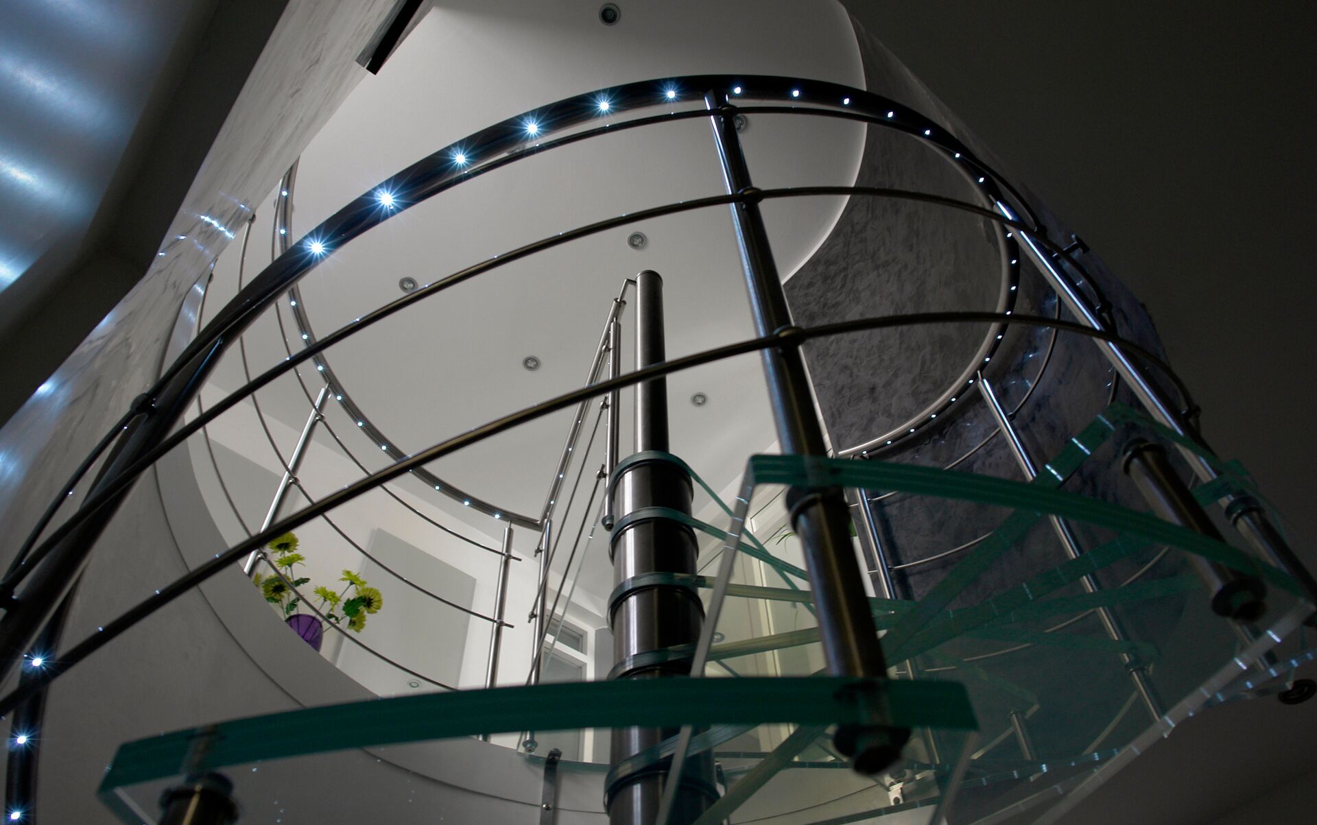 Beleuchtetes Treppengeländer Spindeltreppe, LEDs im Handlauf