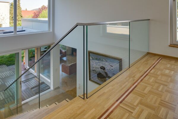 Faltwerktreppe in Eiche, Glasgeländer mit Edelstahl-Handlauf, Galerie mit Treppe, offenes Wohnzimmer mit Treppe