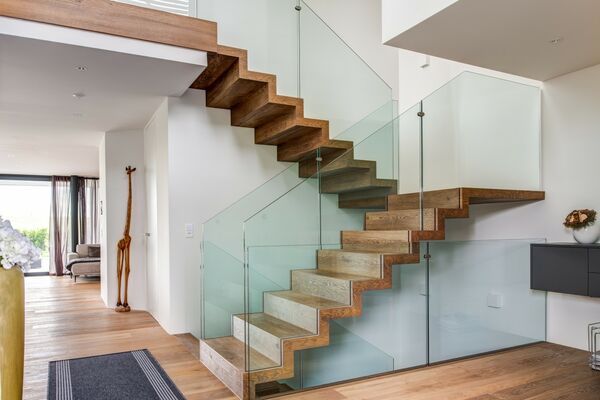 Faltwerktreppe in Wildeiche mit Glasgeländer transparent von Stockwerk-Treppen