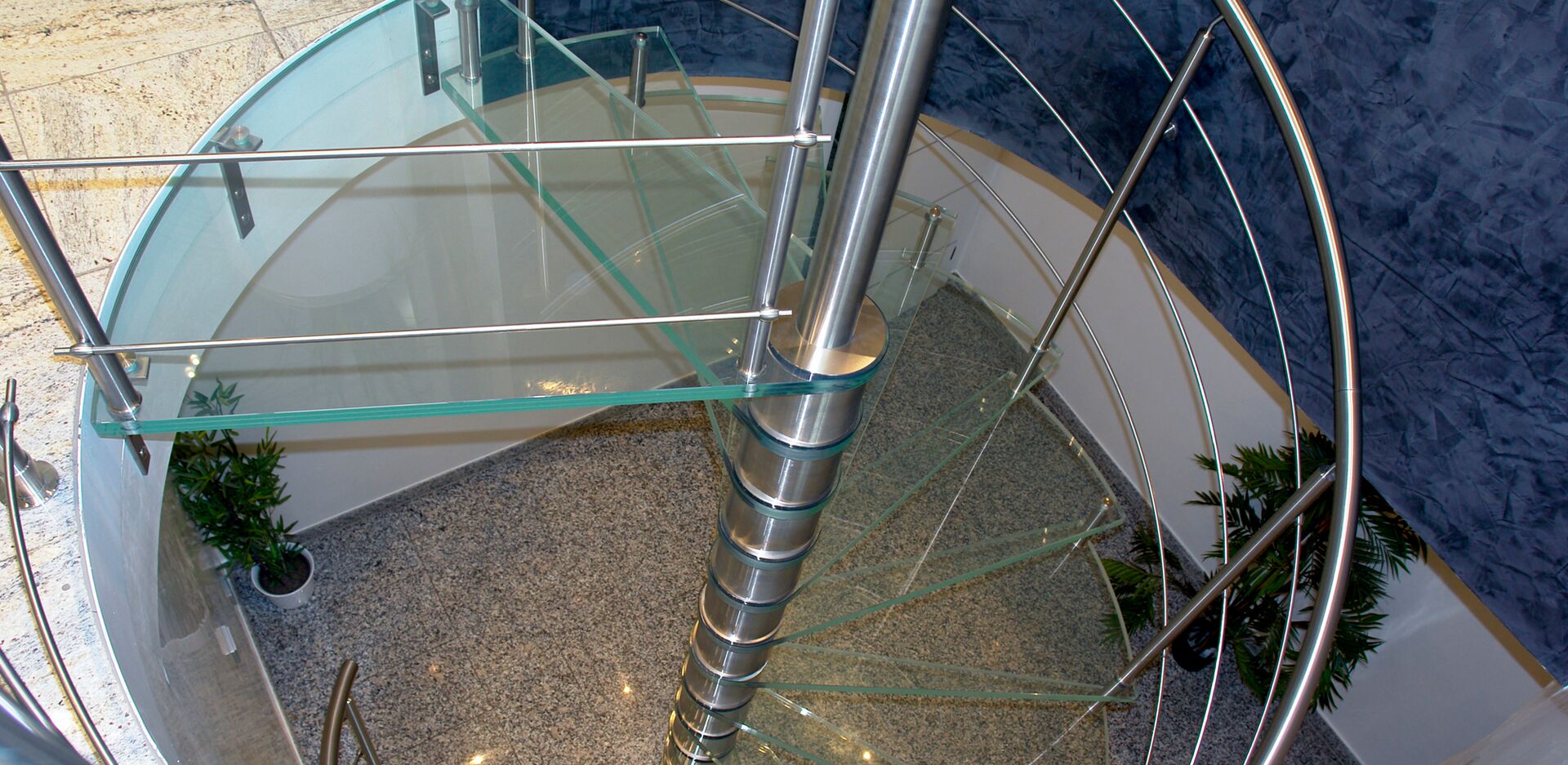 Edelstahltreppe mit Acrylglasstufen