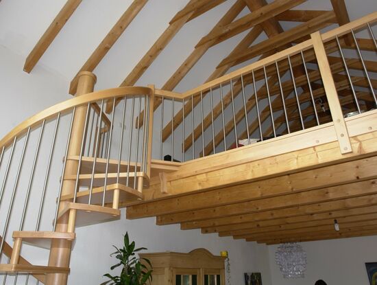 Spindeltreppe Andalucia in der Galerie, Edelstahlstäbe, Holzhandlauf