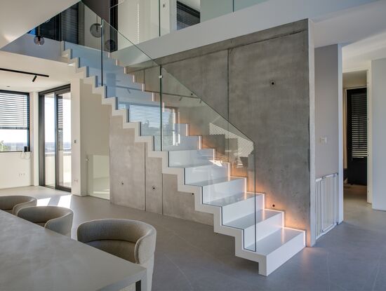 Faltwerktreppe in weiß mit Glasgeländer und LED Beleuchtung in den Stufen von STOCKWERK-Treppen