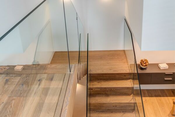 Faltwerktreppe in Wildeiche Massivholz mit Podest und transparentem Glasgeländer