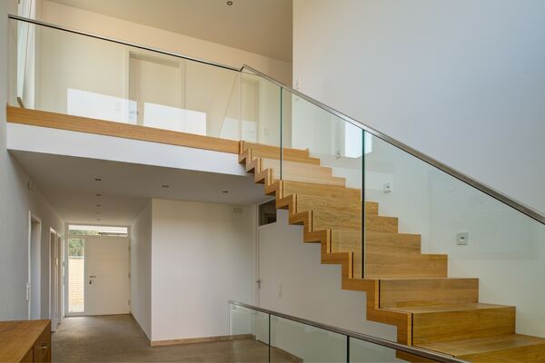Faltwerktreppe Eiche mit Glas und Edelstahl Handlauf