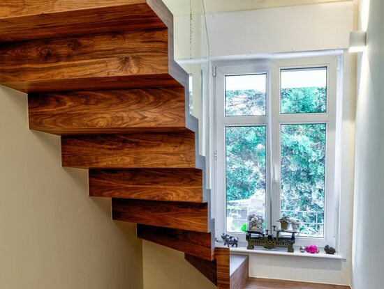 Faltwerktreppe halbgewendelt mit Zwischenpodest von Stockwerk Treppentechnik