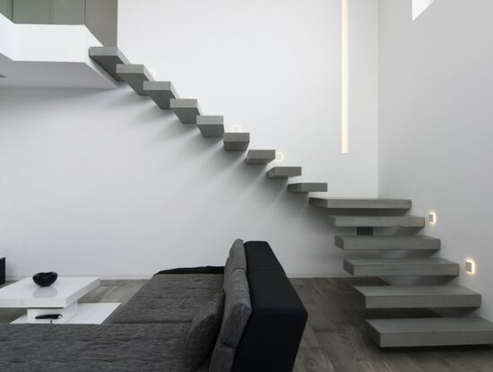 Treppe Betonoptik, Kragarmtreppe in Grau, frei schwebende Treppe