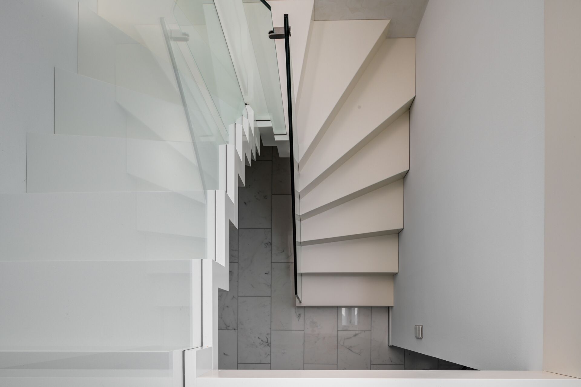 Halbgewendelte Faltwerktreppe von oben in Weiß