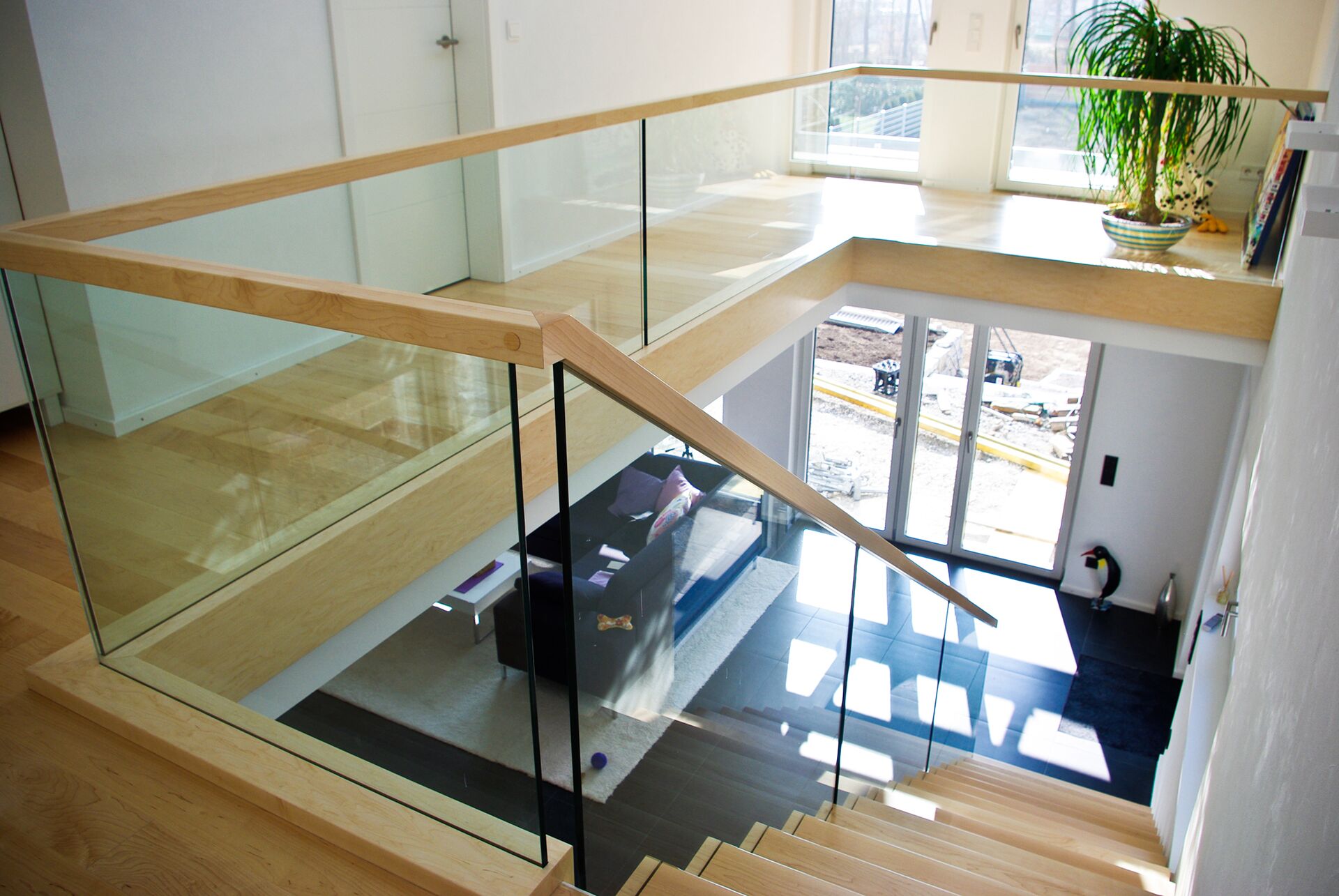 Faltwerktreppe in kanadischem Ahorn, Echtholz-Handlauf und Glasgeländer, Umlaufendes Geländer in der Galerie
