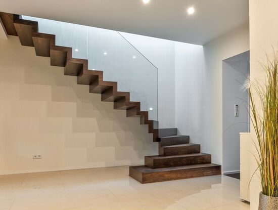 Faltwerktreppe Räuchereiche mit Glasgeländer, Treppe des Jahres 2019