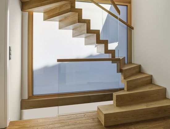 Faltwerktreppe in Eiche hartwachsgeölt, VSG-Glas, 2fach gewendelte Treppe