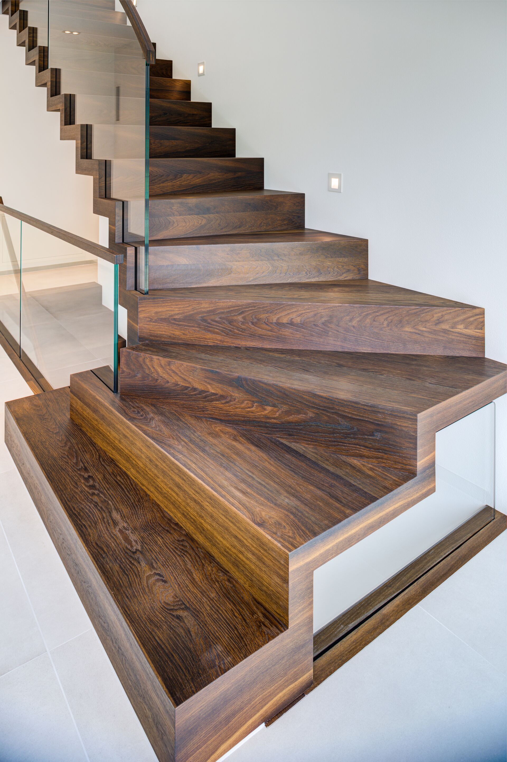 Faltwerk von Stockwerk, Holztreppe in Räuchereiche, Faltwerktreppe, dunkelbraun
