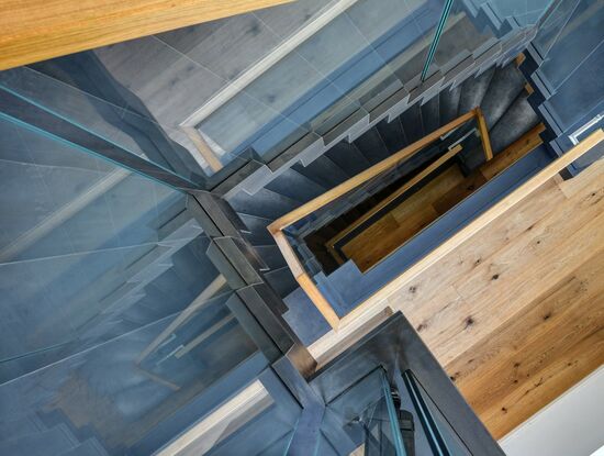 Faltwerktreppe Blau, Blaustahl, Holztreppe in Blaustahloptik