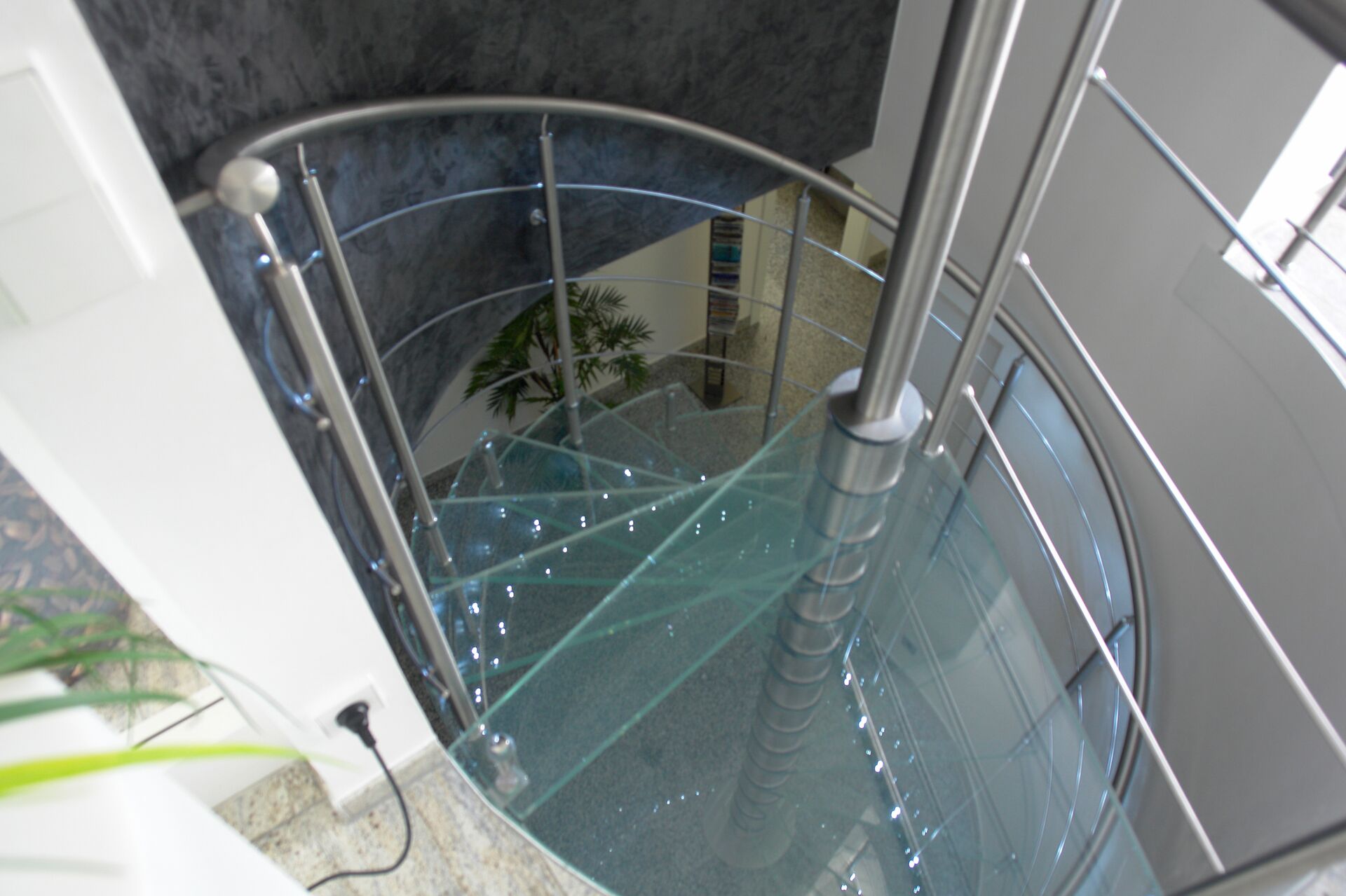 Glastreppe transparent mit Beleuchtung, Spindeltreppe, Stockwerk-Treppen