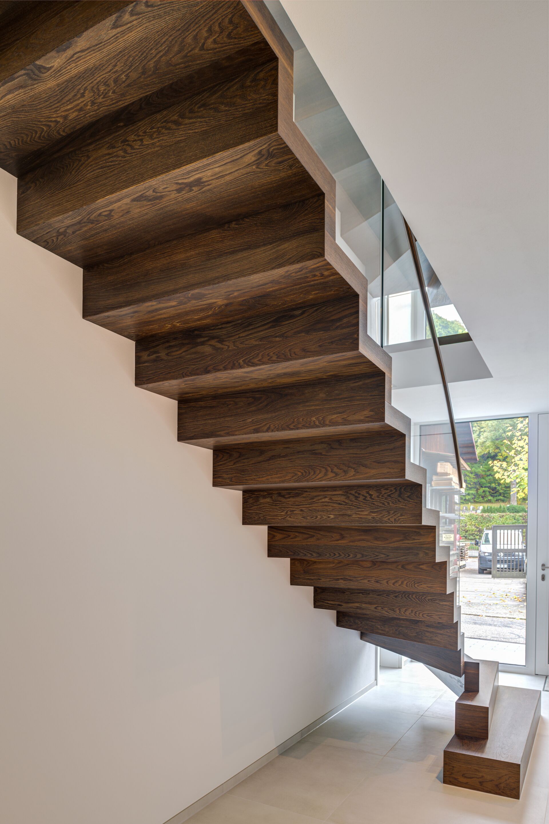 Viertelgewendelte Holztreppe, Faltwerk-Technik in Räuchereiche braun von Stockwerk-Treppen