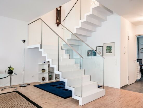 Faltwerktreppe weiß mit Glas und Edelstahl Stockwerk Holztreppe