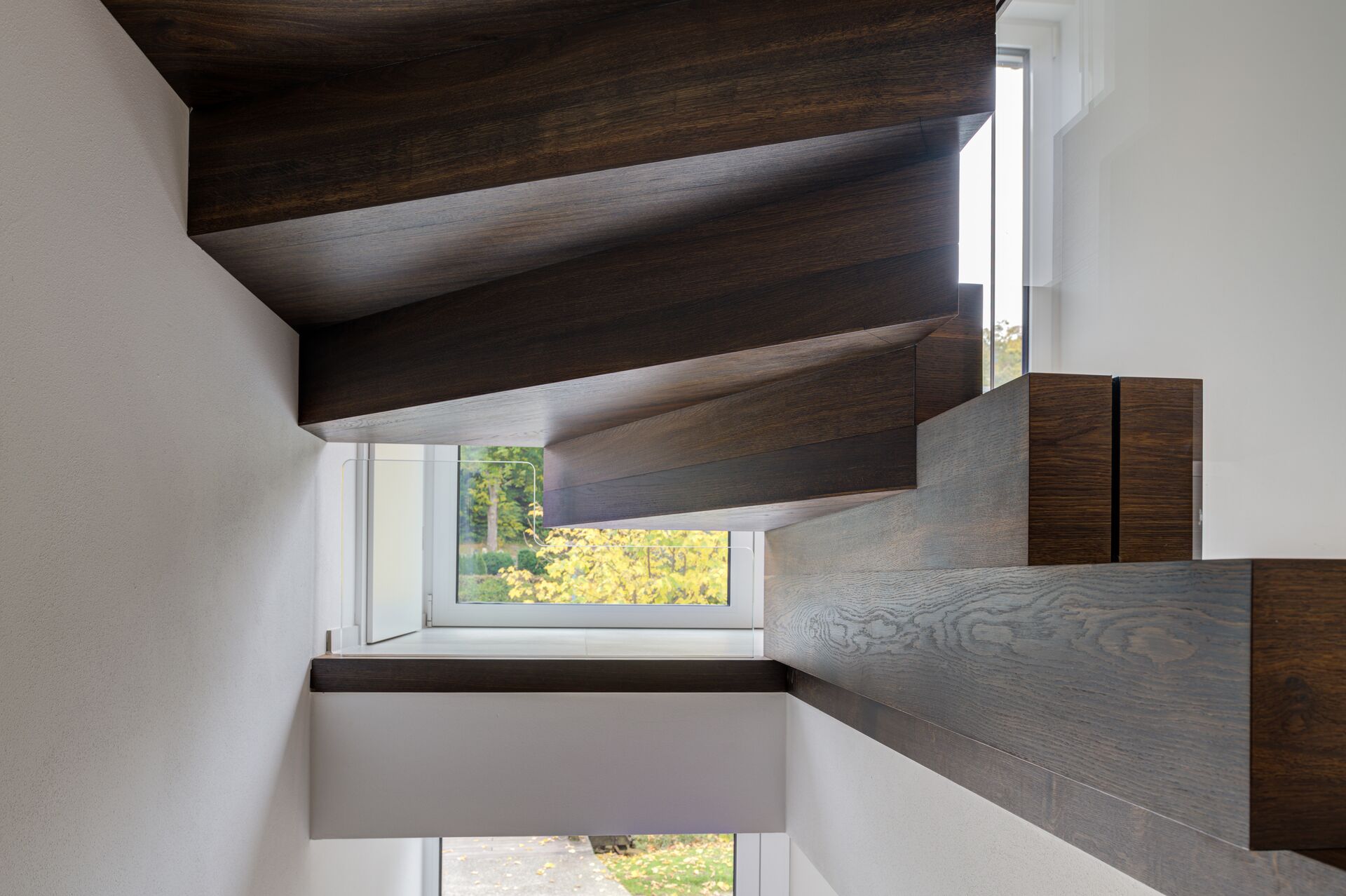 Viertelgewendelte Faltwerktreppe in Räuchereiche braun