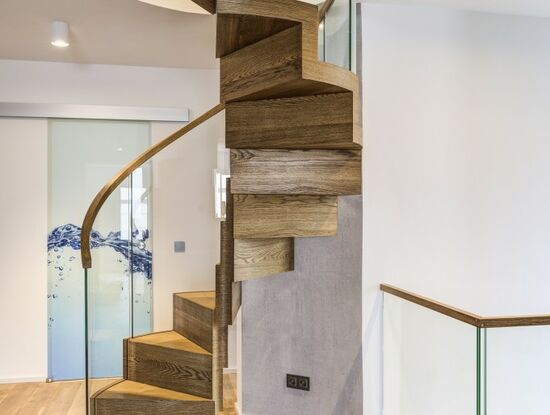 Spindeltreppe, Faltwerktreppe rund, gewickelte Treppe in Eiche hartwachsgeölt