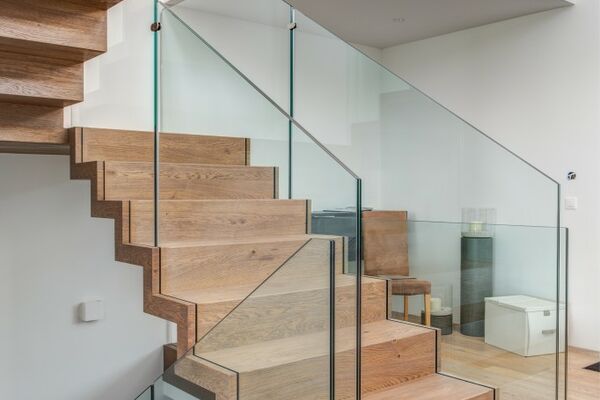 Faltwerktreppe in Wildeiche mit Glasgeländer