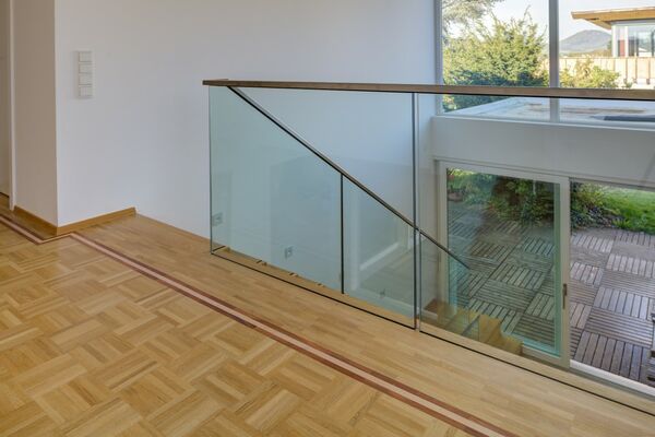 Faltwerktreppe in Eiche, Viertelgewendelt, Zwischenpodest Podesttreppe Massivholz Eiche, Galerie
