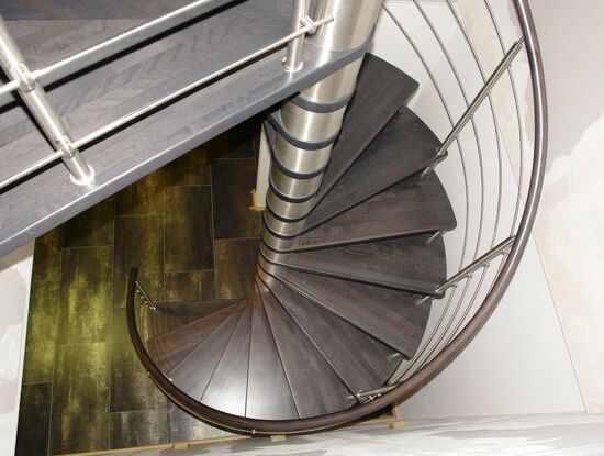 Spindeltreppe Aragon, dunkelbraun edelstahl, mitlaufendes Geländer