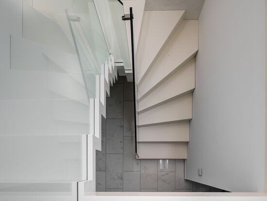 Halbgewendelte Faltwerktreppe von oben in Weiß